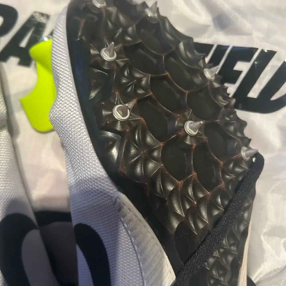 Nike Air Zoom Rival M 9 Spikes in Pure Platinum and Black - Picture 6 of 11